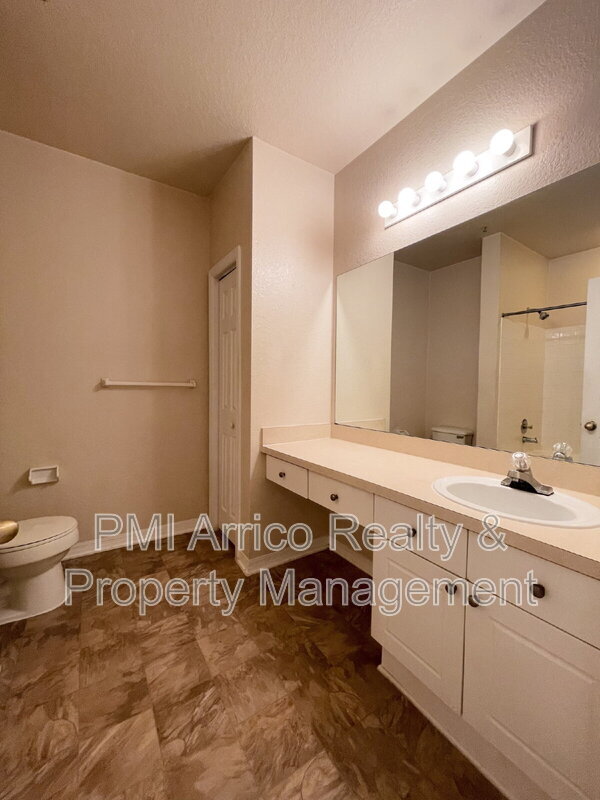 Building Photo - 18001 Richmond Pl Dr