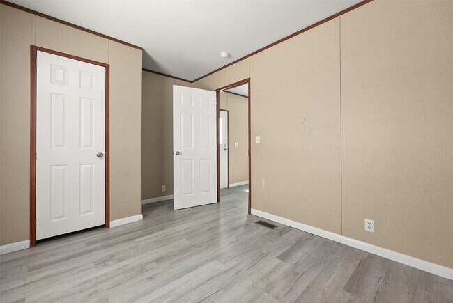 Building Photo - 4805 41st St E