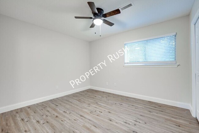 Building Photo - 2323 Green Forest Dr