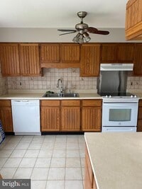 Building Photo - 136 Reeger Ave