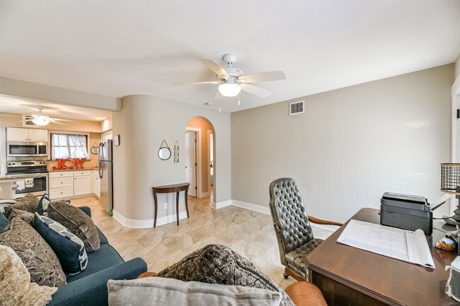 Building Photo - 818 11th St