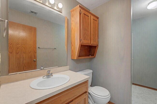 Building Photo - Welcome to this charming 2-bedroom, 2-bathroom home