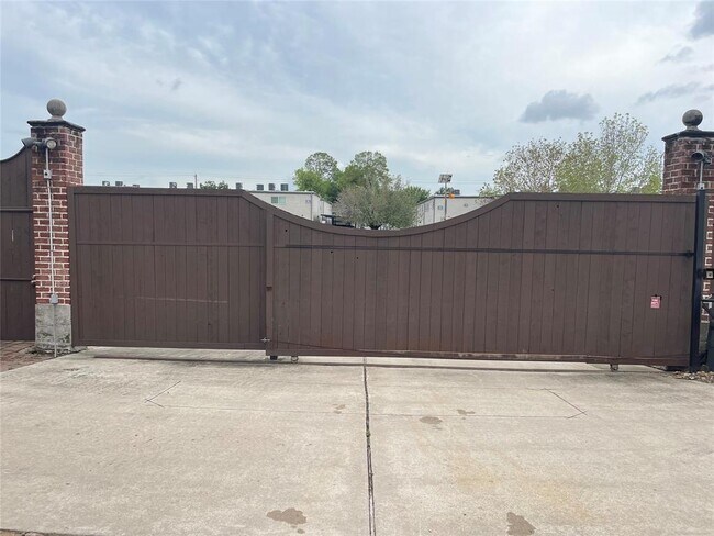 Building Photo - 9944 Woodwind Lane North