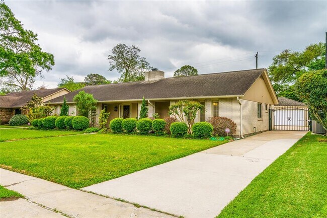 Building Photo - 10631 Del Monte Dr