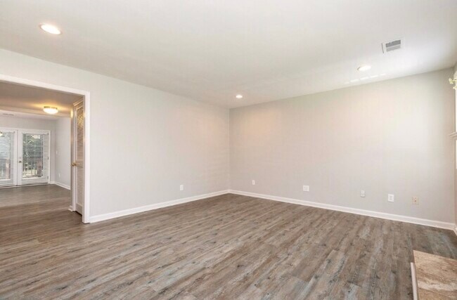 Building Photo - 1119 Riverbend Club Dr SE