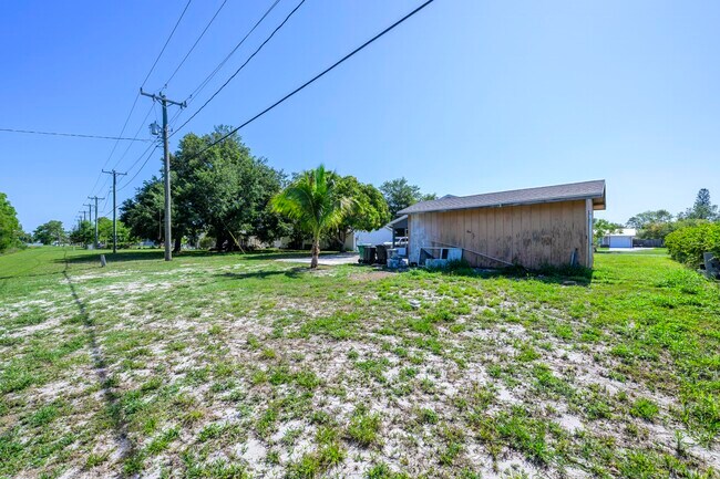 Building Photo - 280 NW Airoso Blvd