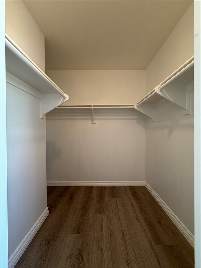 Building Photo - 2052 Lewis Ave