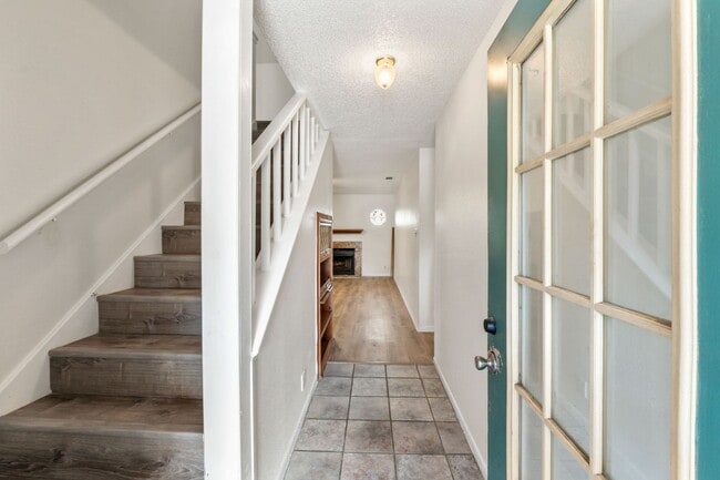 Building Photo - Bright and Inviting 3-Bedroom with Private...