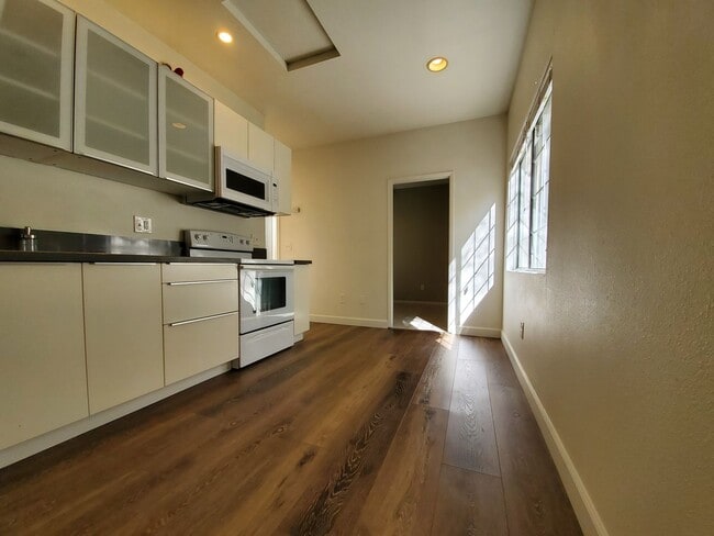 Building Photo - One bedroom at a Fantastic Price!