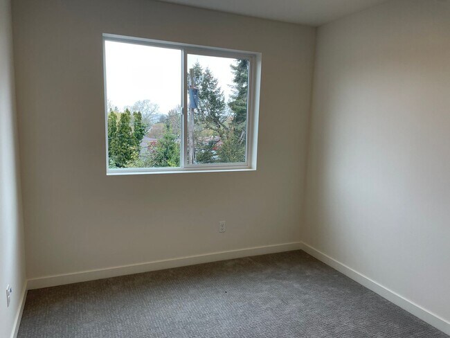 Building Photo - 5575 NE Killingsworth St
