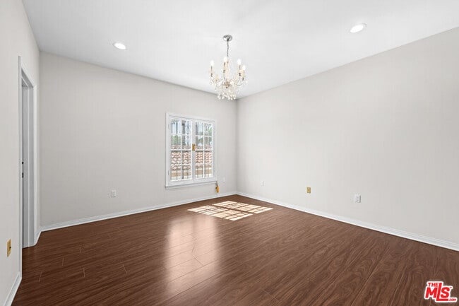 Building Photo - 224 S Palm Dr