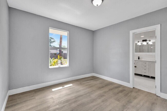 Building Photo - 448 Roseland Dr