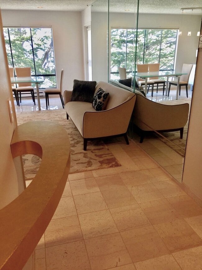 Building Photo - Designer Living in Waterfront Furnished Condo