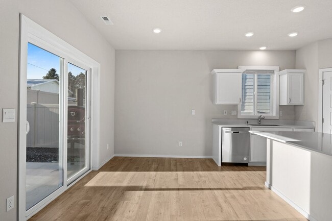 Building Photo - 2 year old 4 Bed 3 bath Liberty Lake Home offering 2330 sq/ft of living space