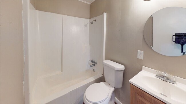 Building Photo - 204 Lynn Dr