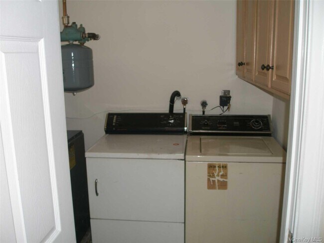 Building Photo - 4924 Express Dr S