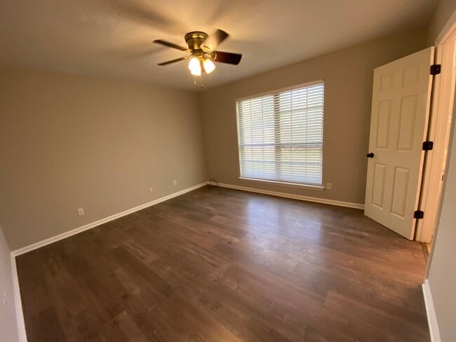Building Photo - 4 bedroom 2 bath in Village Green