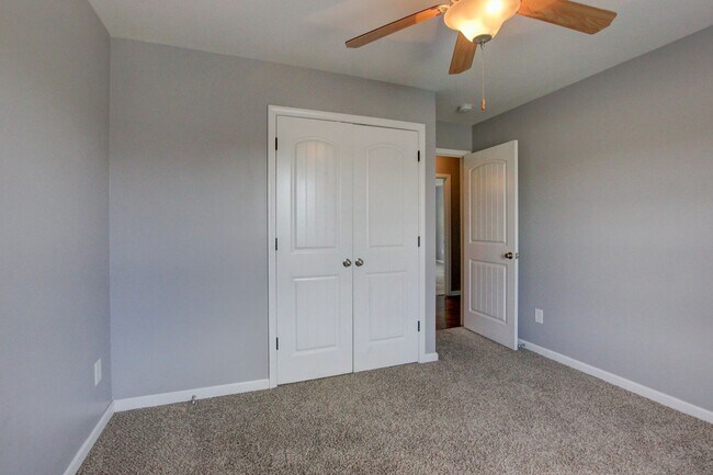 Building Photo - Sweet Splitlevel with Awesome Basement Area