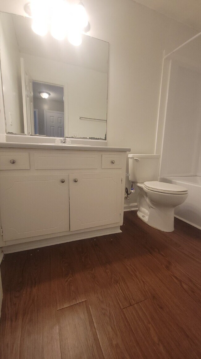 Building Photo - "Spacious 2-Bed, 2-Bath Gem in Huntsville's Heart – Your Ideal Retreat Awaits!"