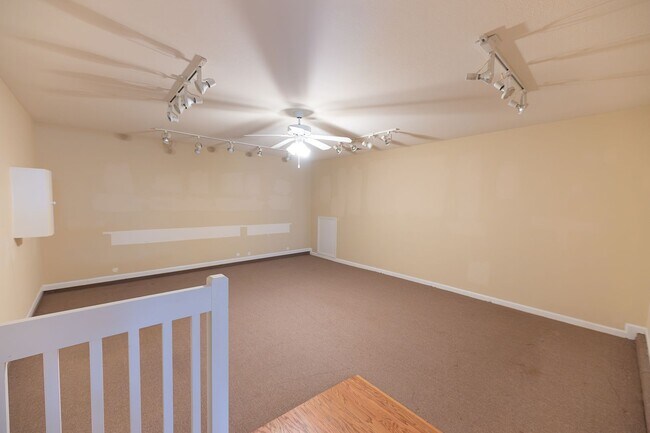 Building Photo - 111 Goldfinch Ave
