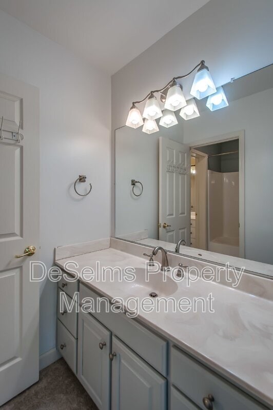 Building Photo - 1625 Brentwood Pointe