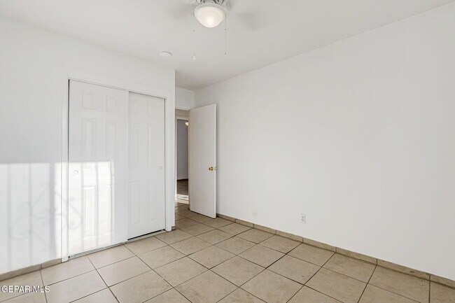 Building Photo - 10068 Oakwood Dr