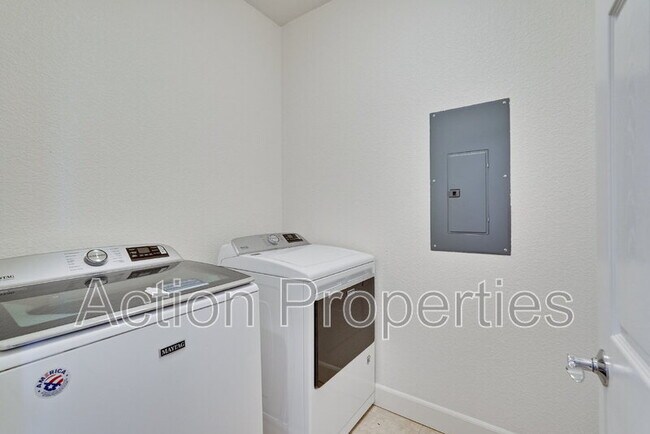 Building Photo - 675 W Esplanade Dr