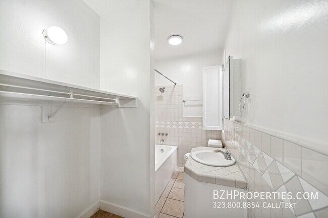 Building Photo - 1267 Vin Scully Ave