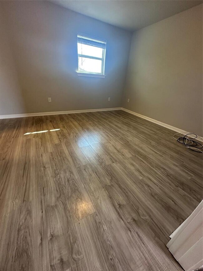 Building Photo - 901 Parmer Ave