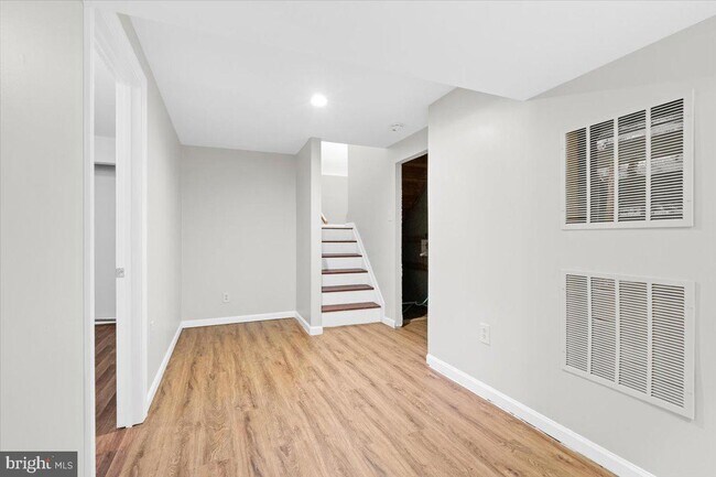 Building Photo - 461 Foxridge Dr SW