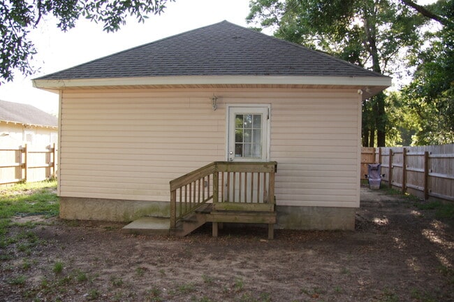 Building Photo - Nice 3BR/2BA Home - Convenient to NAS Pensacola/NAS Hospital