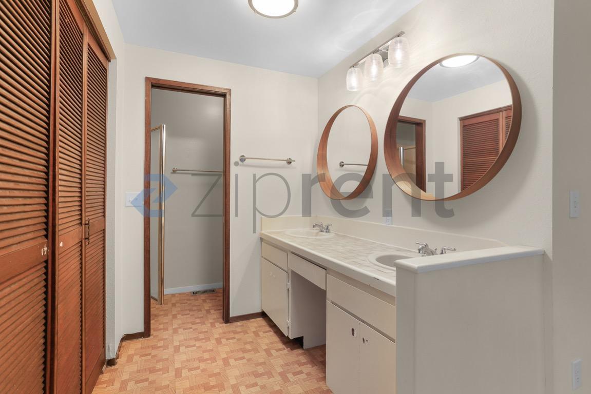 Building Photo - Unit