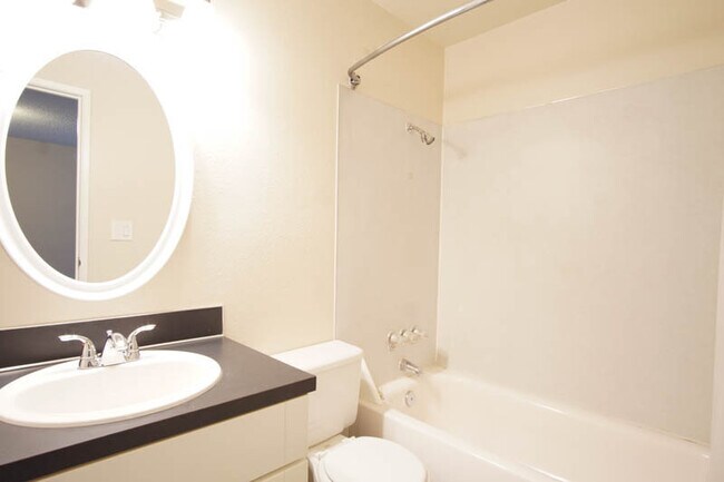 Building Photo - Cozy 1-Bedroom Near OHSU Ready Mid-April!