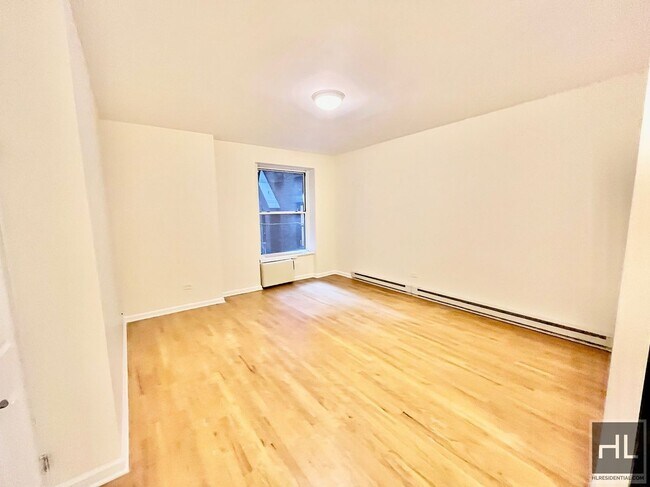 Building Photo - 46 W 73rd St