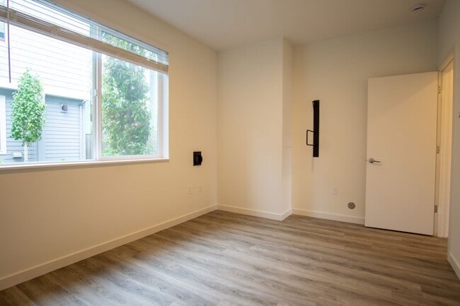 Building Photo - GET ONE MONTH FREE!! Rare 3 Bed, 2 Bath To...