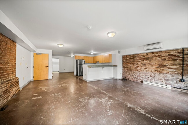 Building Photo - 40 Elm St