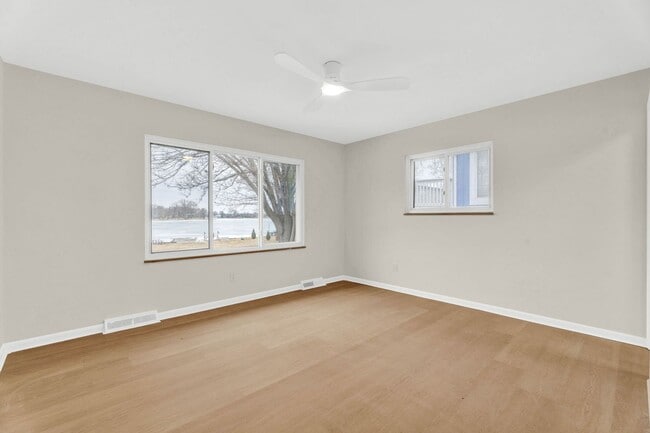 Building Photo - 3BD | 3BTH - HOT TUB - WATER FRONT - NEWLY RENOVATED - ON SYLVAN LAKE