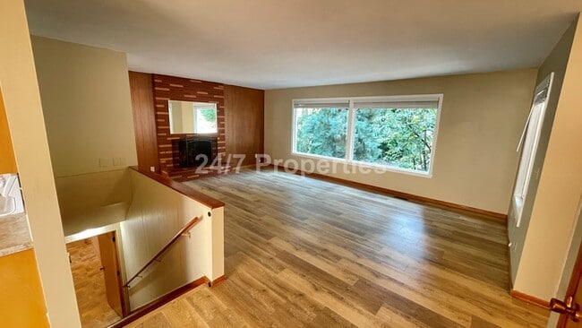 Building Photo - Spacious 4BD I 2BA Home w/ Separate Living...