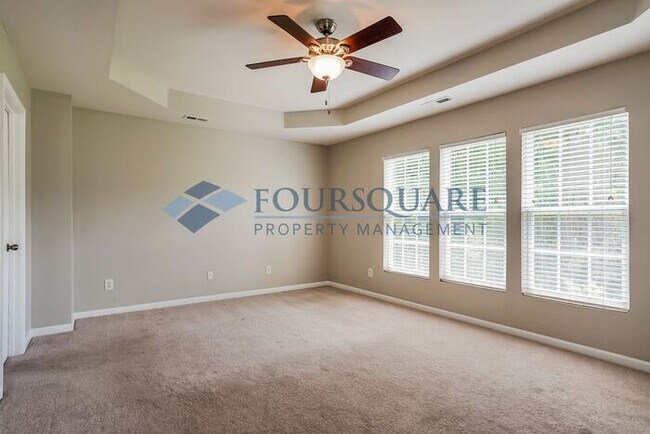 Building Photo - Townhome |Fenced Back Patio with Privacy F...