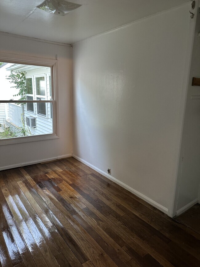 Building Photo - 1608 E University St