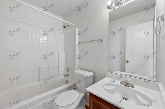 Building Photo - 2139 Vine Ln