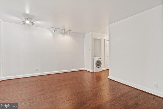 Building Photo - 1316 New Hampshire Ave NW