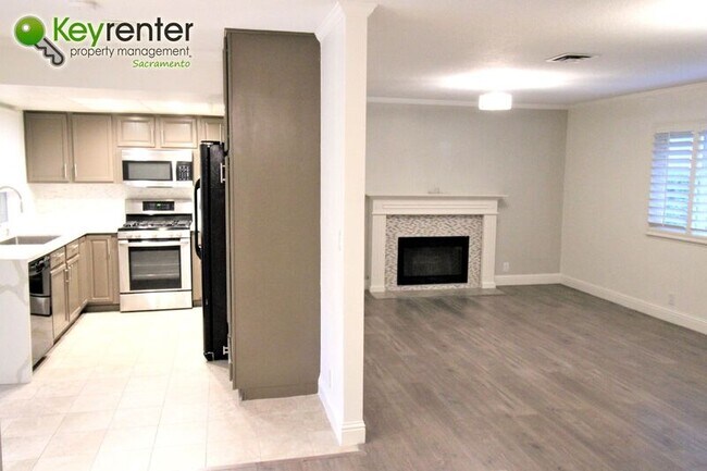 Building Photo - 8312 Camelback Ct