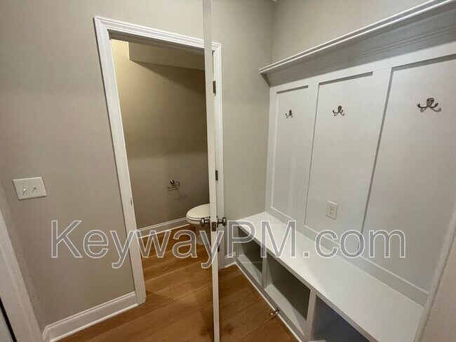 Building Photo - 3035 Venetian Dr