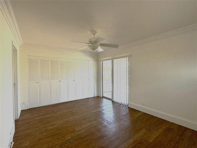 Building Photo - 526 Saxony Dr