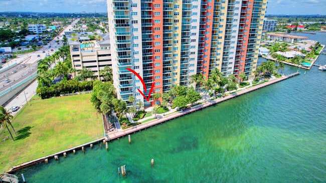 Building Photo - 2640 Lake Shore Dr