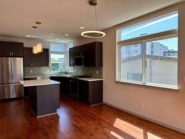 Building Photo - Gorgeous Greenlake Townhouse with Parking