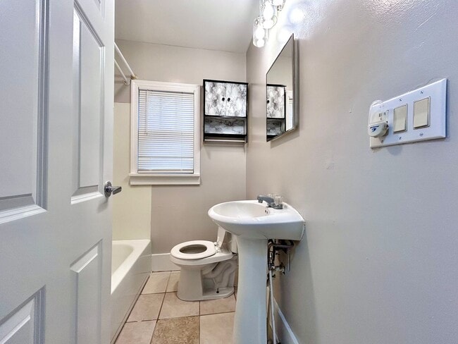 Building Photo - Three Bedroom Home in Muskegon