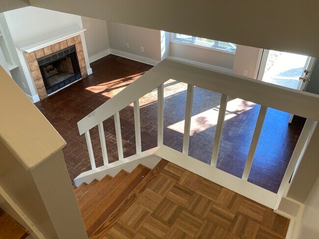 Stairwell lower with landing - 442 Cobblestone Dr