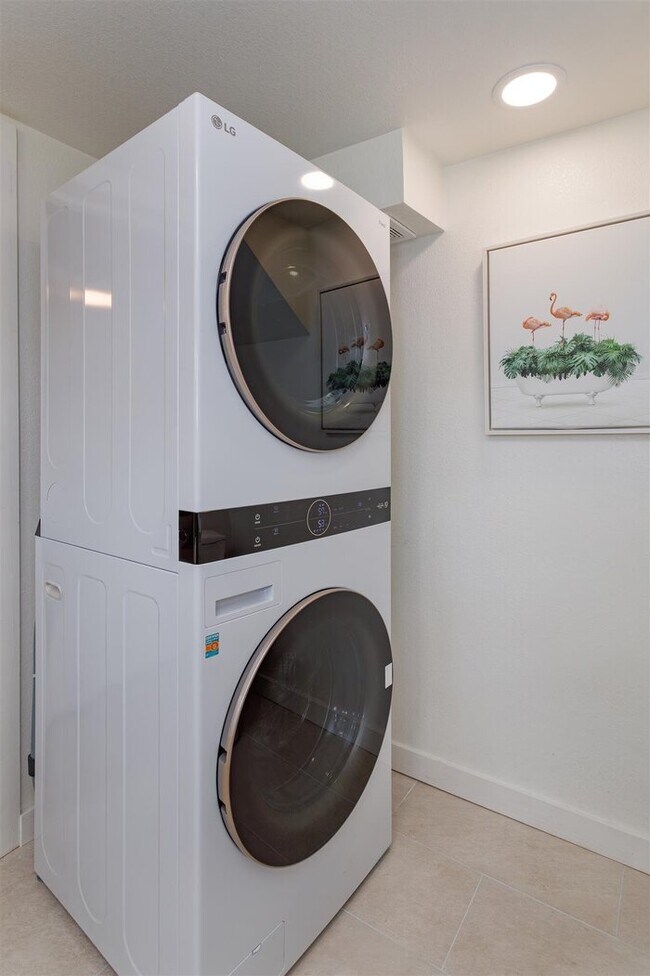 Building Photo - HH123